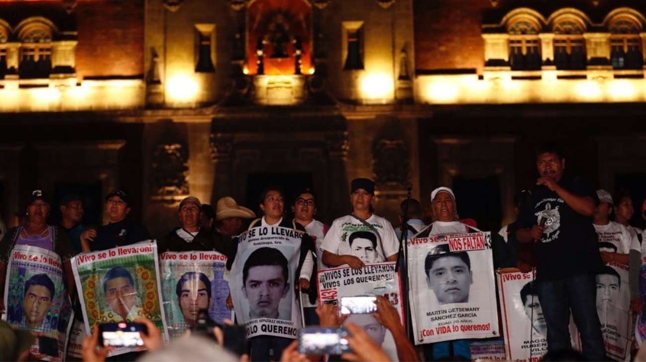 México abre los archivos del caso Ayotzinapa a familiares