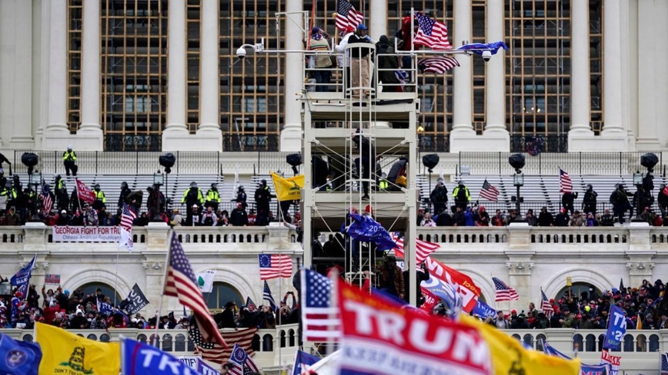 Arrestan a tres fugitivos acusados del asalto al Capitolio