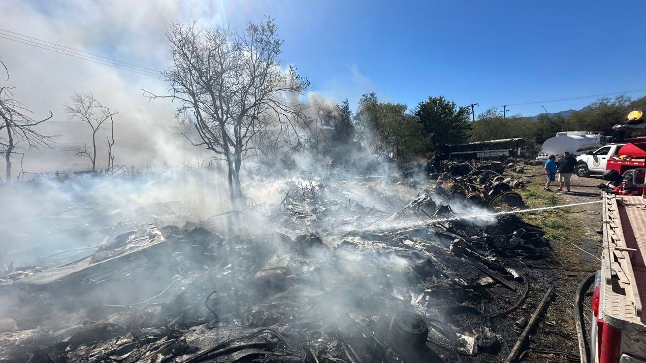Fuego acaba con yonque en Juárez; no hay lesionados