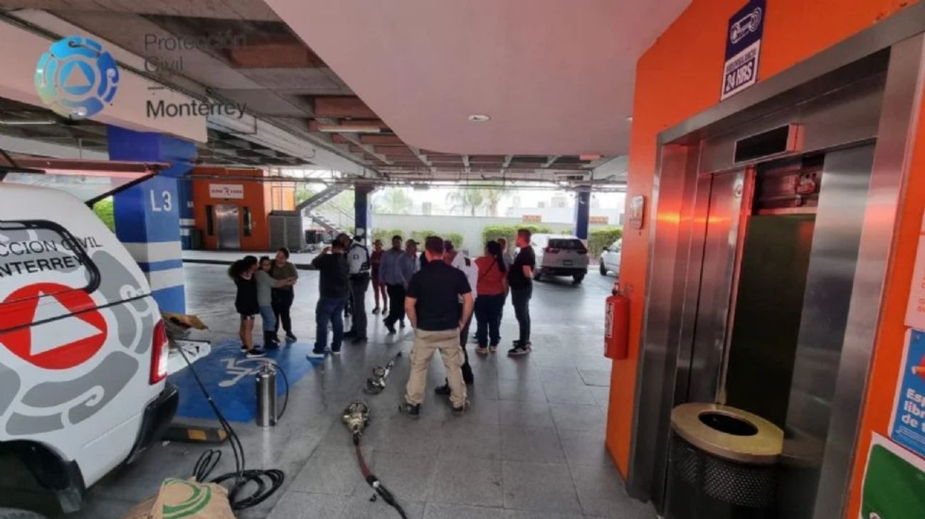 Quedan atrapadas 9 personas en elevador en Monterrey