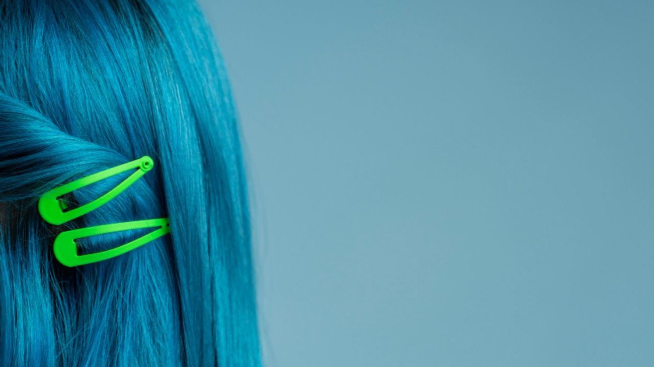 Amparan a alumna para ir a la secundaria con el pelo azul