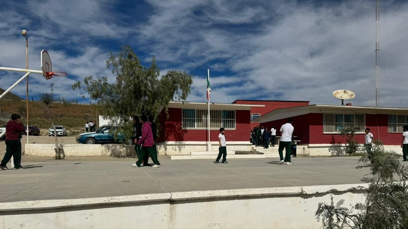 Sufren malestares 32 estudiantes por gas tóxico de empresa