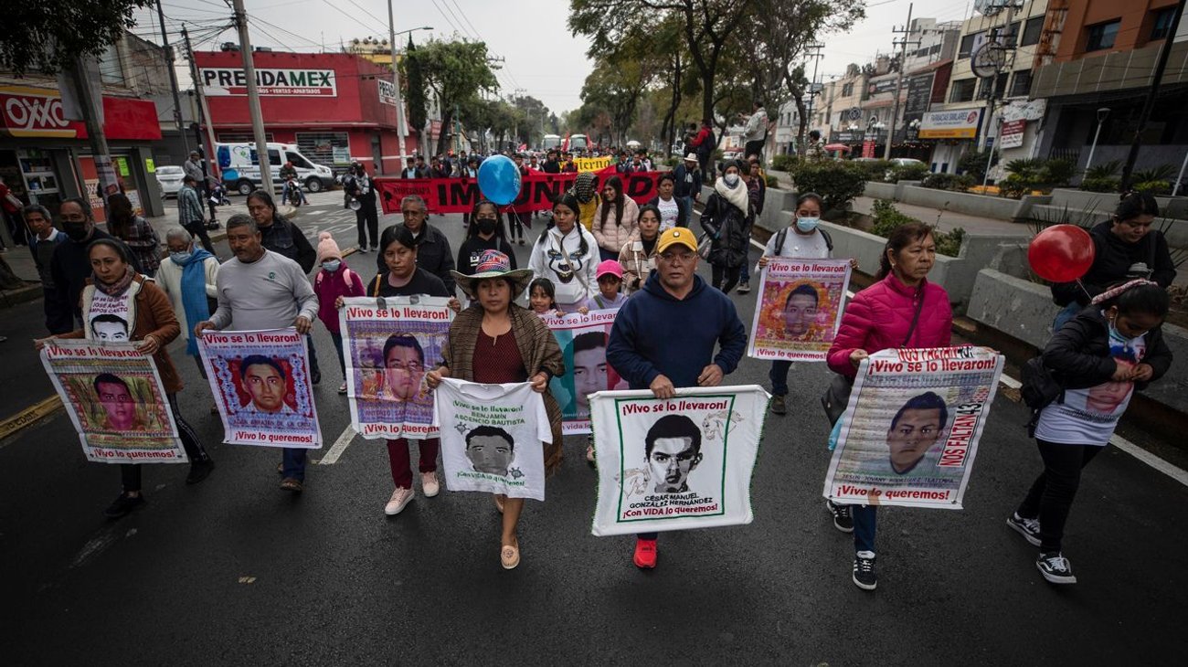 Familias de Ayotzinapa peregrinan para pedir justicia