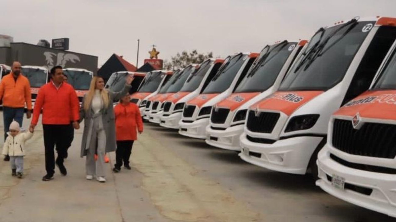 Presenta Jesús Nava nueva flotilla de 'Santa Bus Plus'