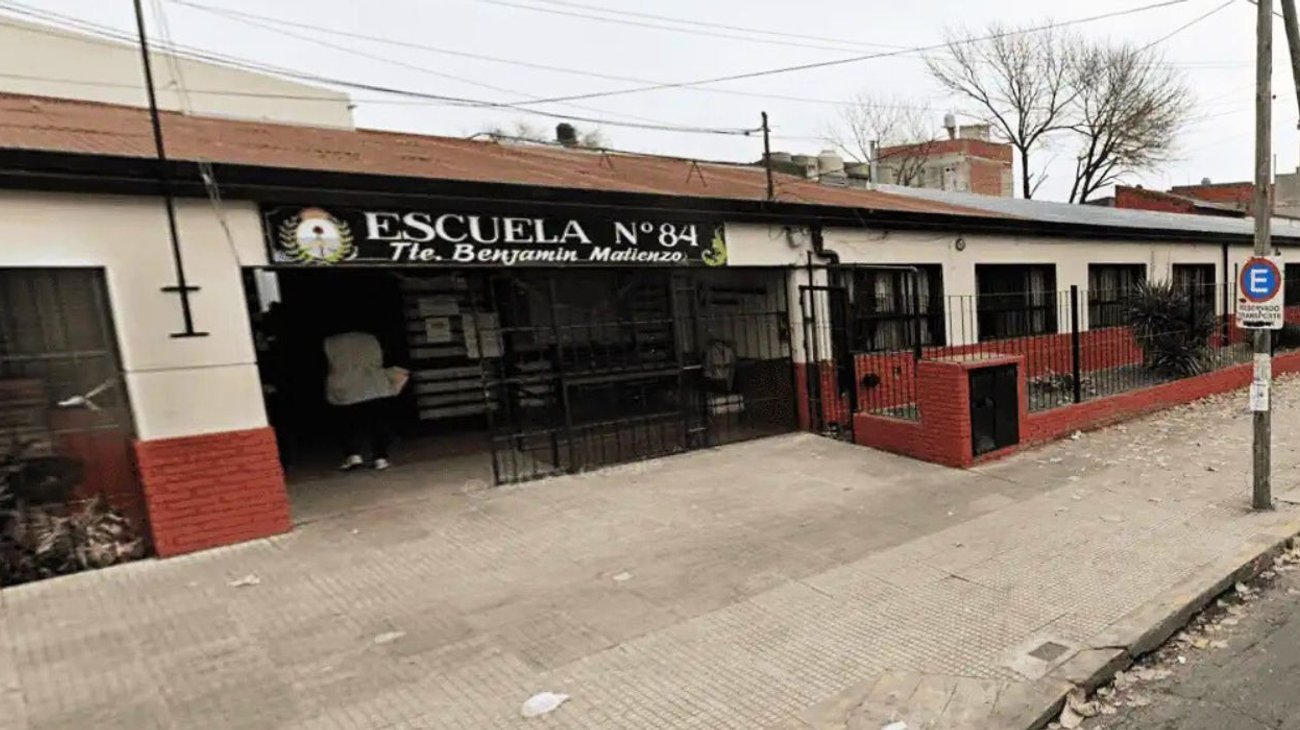 Madre de familia golpea a maestra que podría perder su ojo