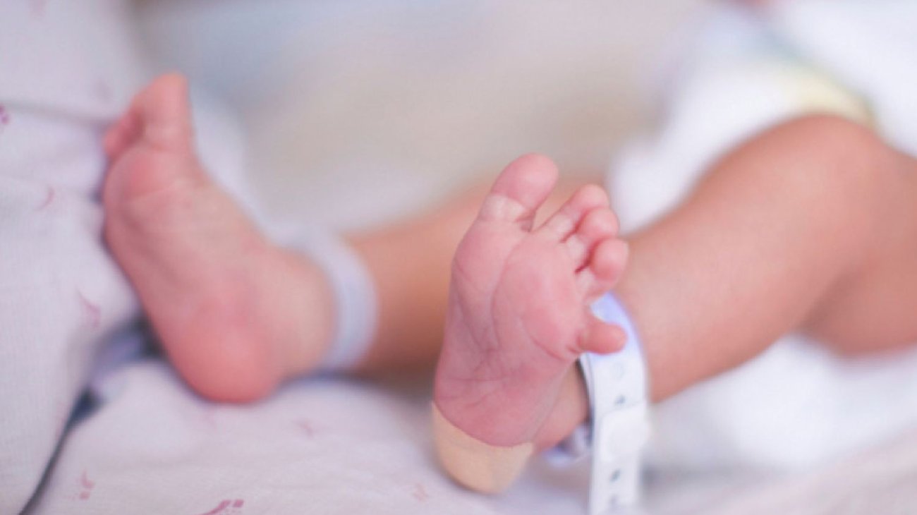 Mujer golpea a su bebé de 5 semanas; le deja 16 huesos rotos