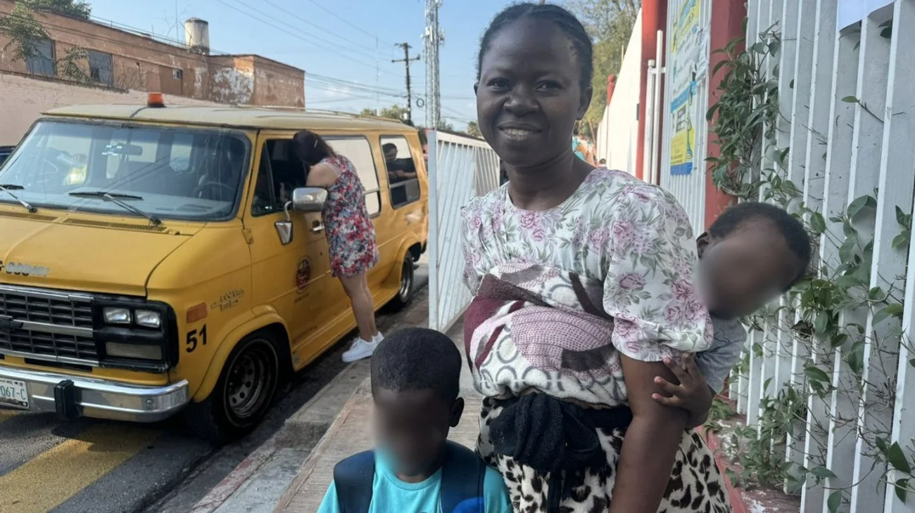 Madre nigeriana busca escuela para su hijo en Saltillo