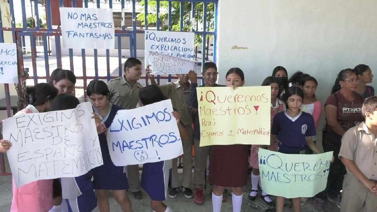 Denuncian a maestros 'fantasmas' y cierran secundaria 