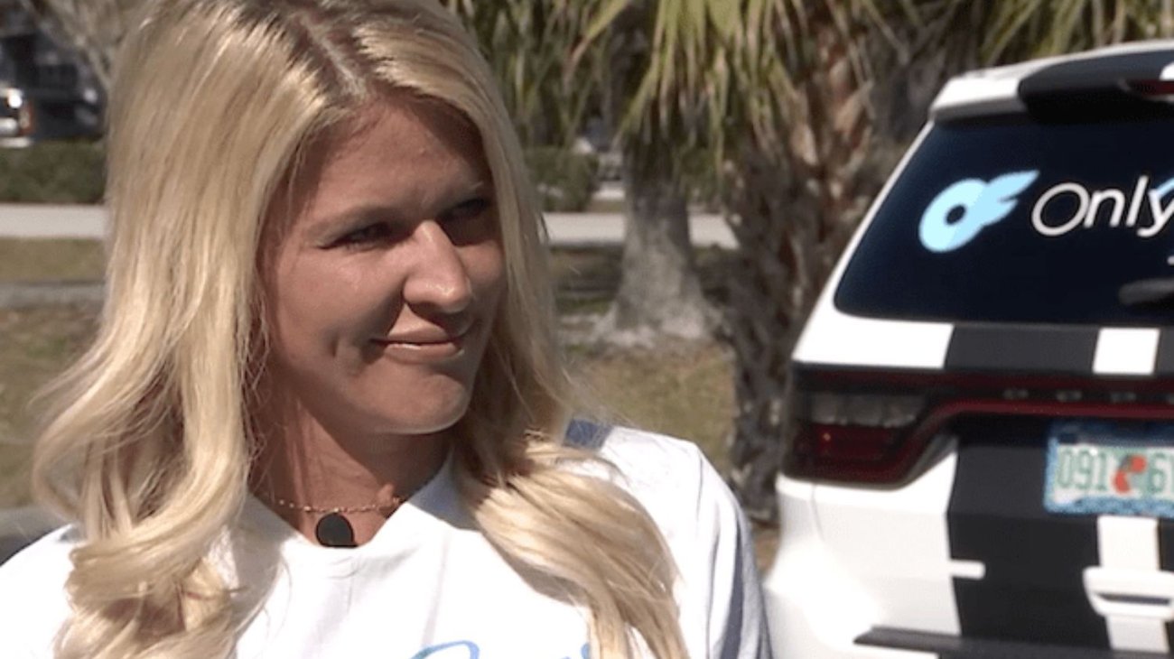 Mamá de Onlyfans tiene prohibido dejar a hijos en la escuela