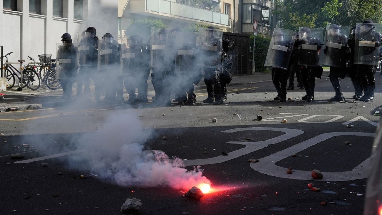 manifestantes_chocan_con_policias_contra_cumbre_g7_918a8b13cb