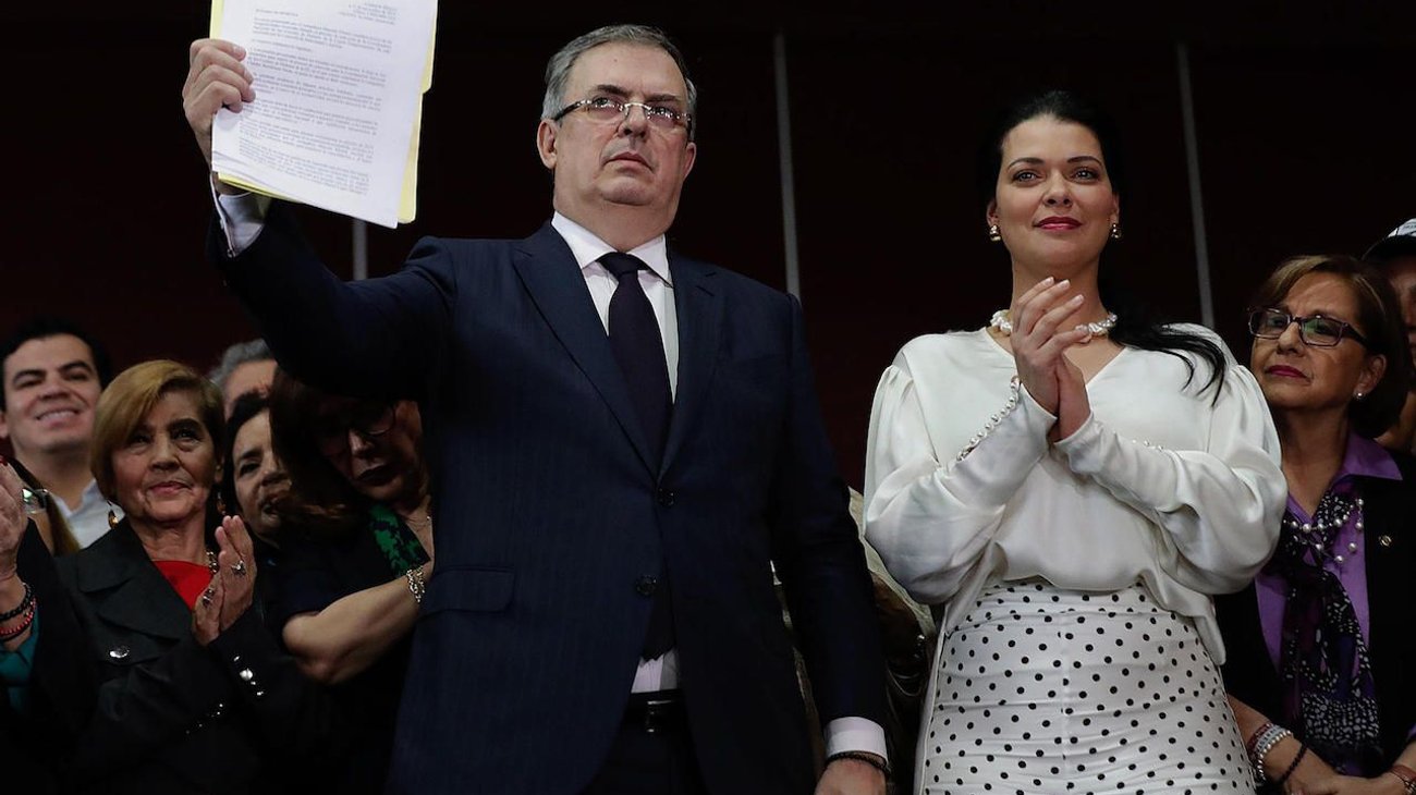 Marcelo Ebrard anuncia que permanecerá en Morena