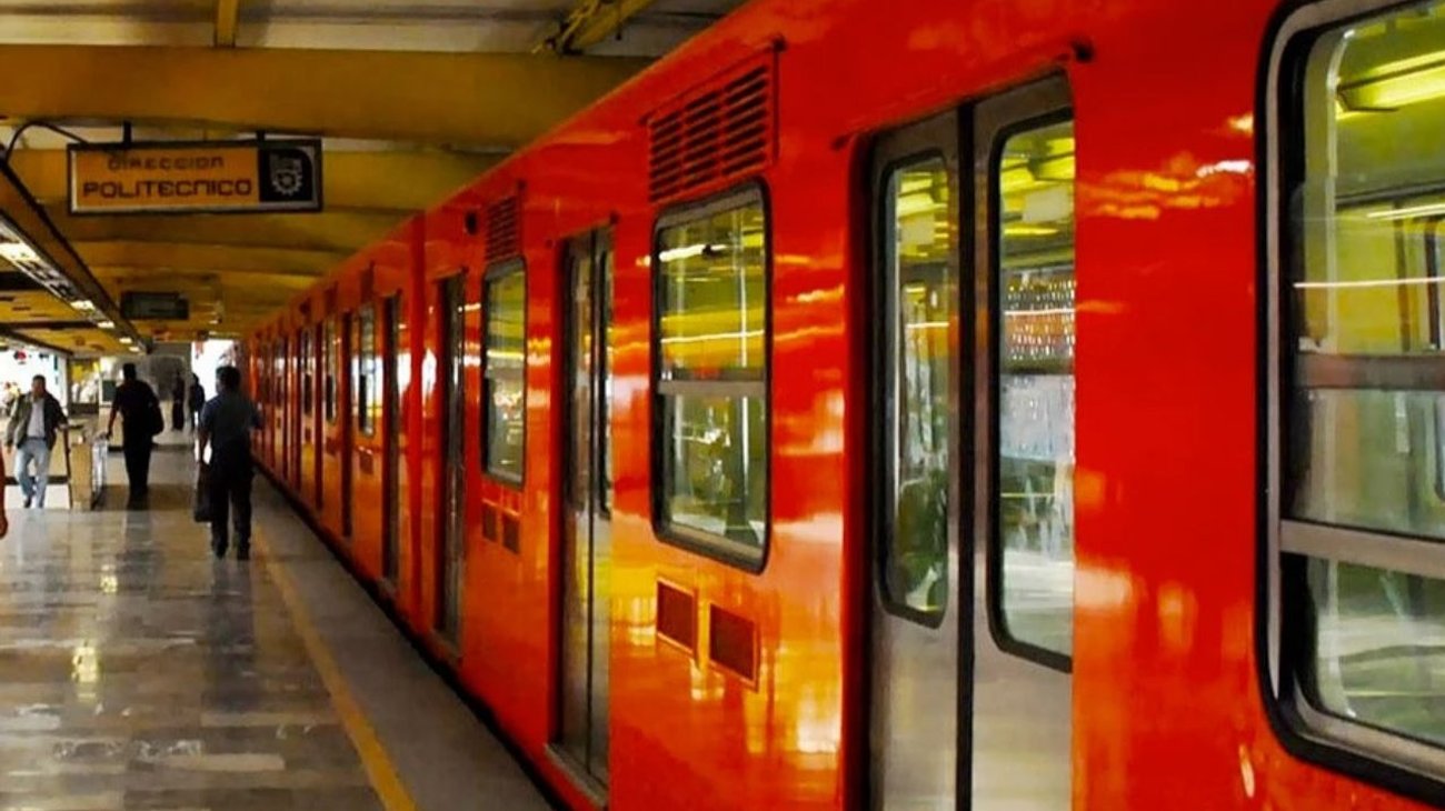 Trabajadores del Metro marchan en el Zócalo de la CDMX
