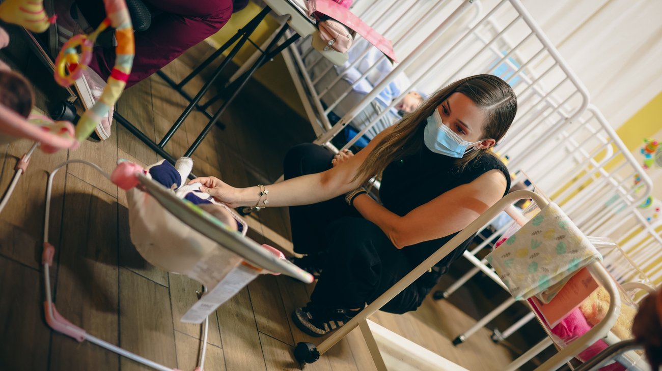 Niños y niñas disfrutan festejo con Mariana Rodríguez 