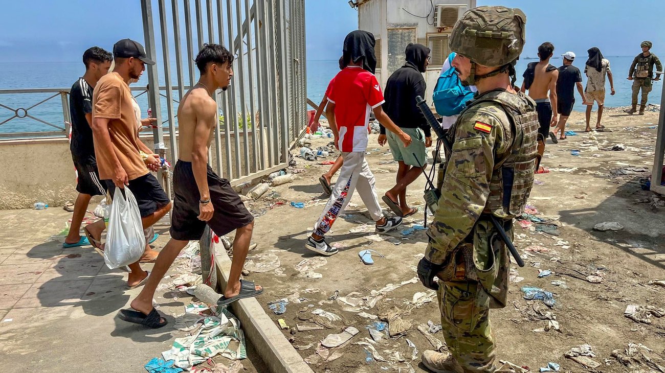 Regresan a Marruecos casi todos los migrantes de Ceuta