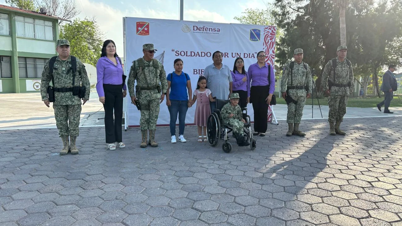 Cumple Martín su deseo de ser soldado por un día