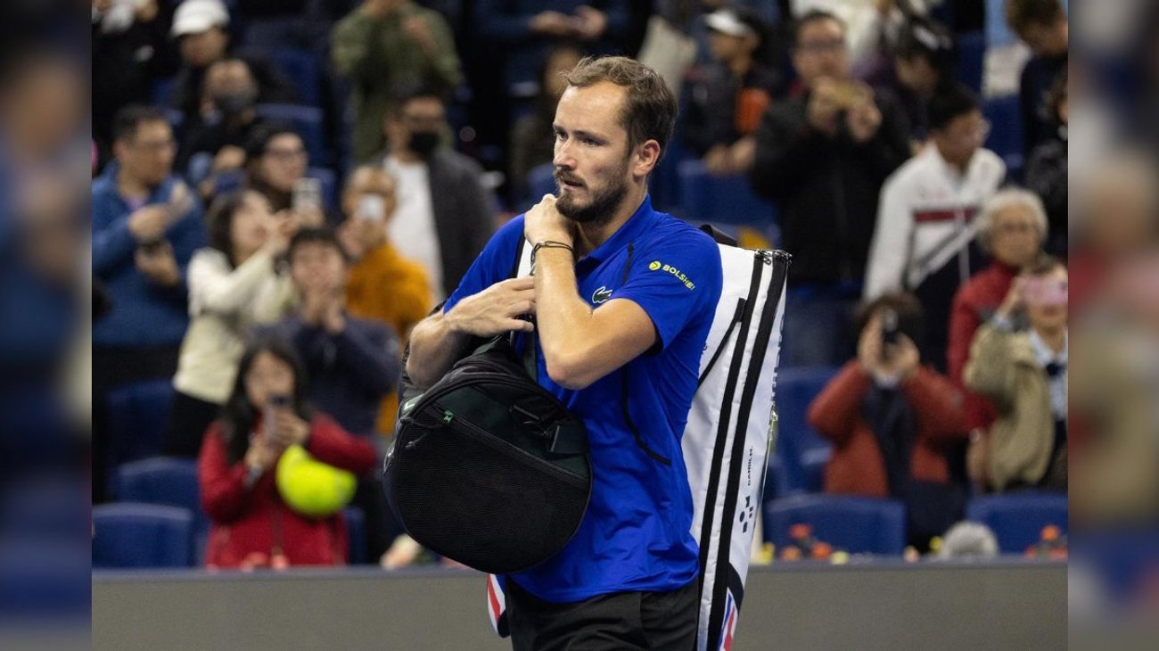 Pelotazo a espectador deja fuera a Medvedev del Abierto de China