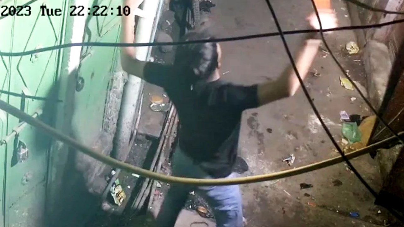 Terror en Delhi: Adolescente apuñala a joven y después baila