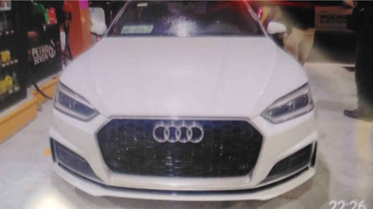 Detienen a menor en vehículo con reporte de robo en Santiago