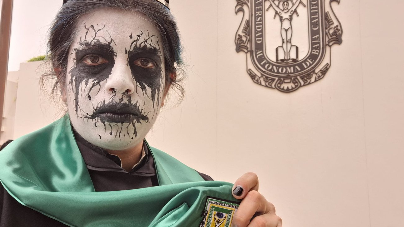 ¡No es un demonio! Joven se maquilla para su graduación