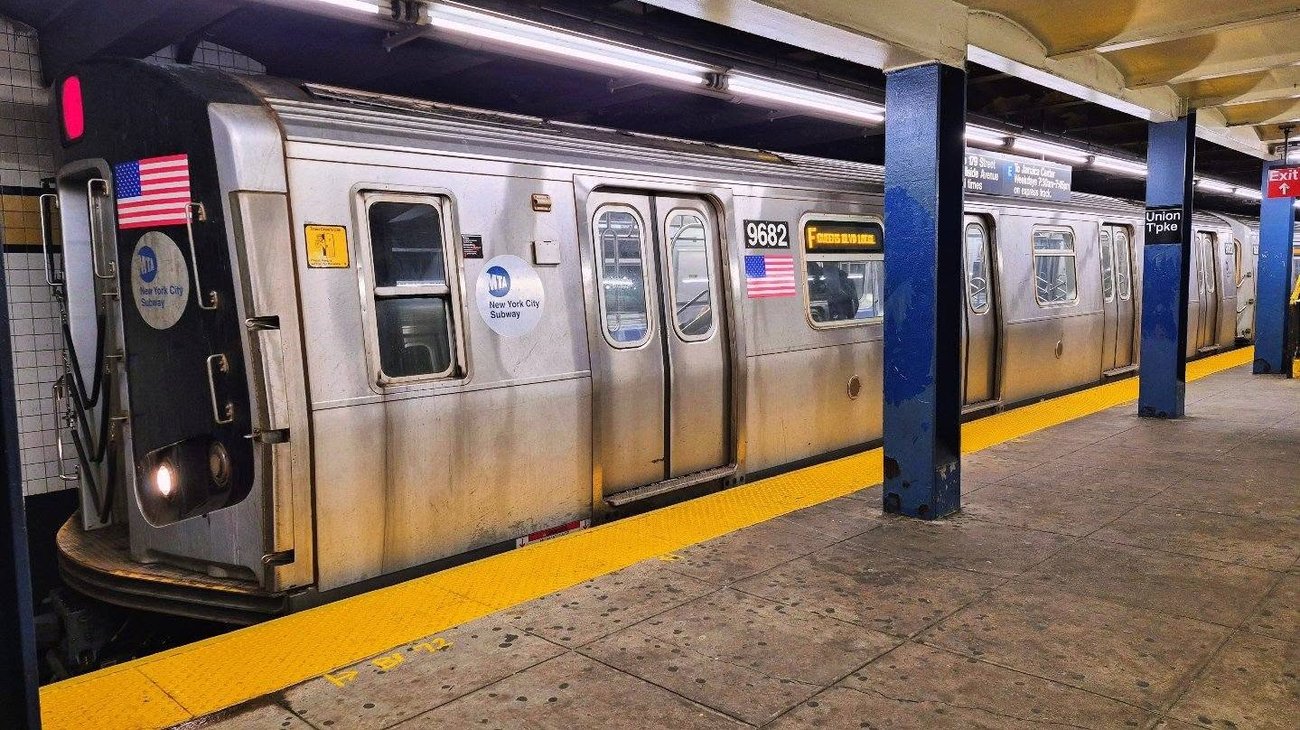 Demanda metro de NY al Gobierno de Trump por retener fondos