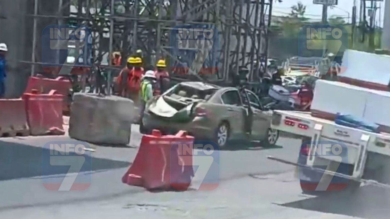 Cae estructura de obra de L6 del Metro y aplasta auto en Apodaca