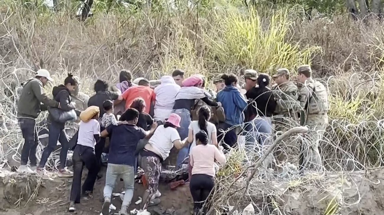 Migrantes derriban a Guardia Nacional en la frontera