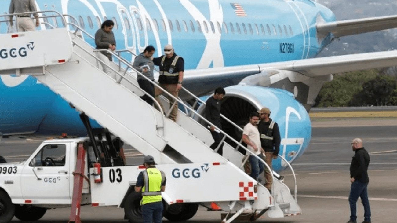 Llega a Costa Rica primer grupo de migrantes deportados desde EUA