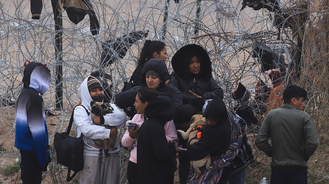 Migrantes denuncian que Texas elevó cerco de púas a 3 metros