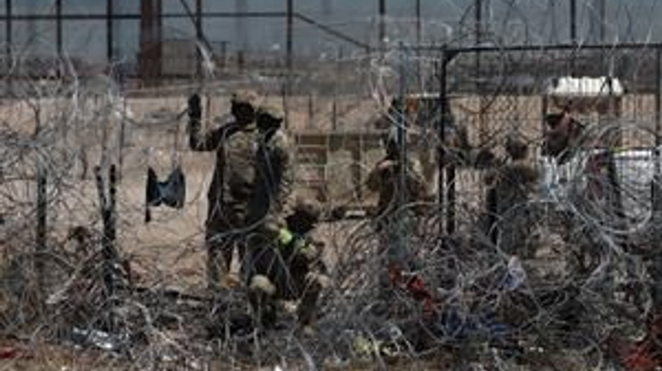 Migrantes denuncian que Texas coloca una nueva barricada