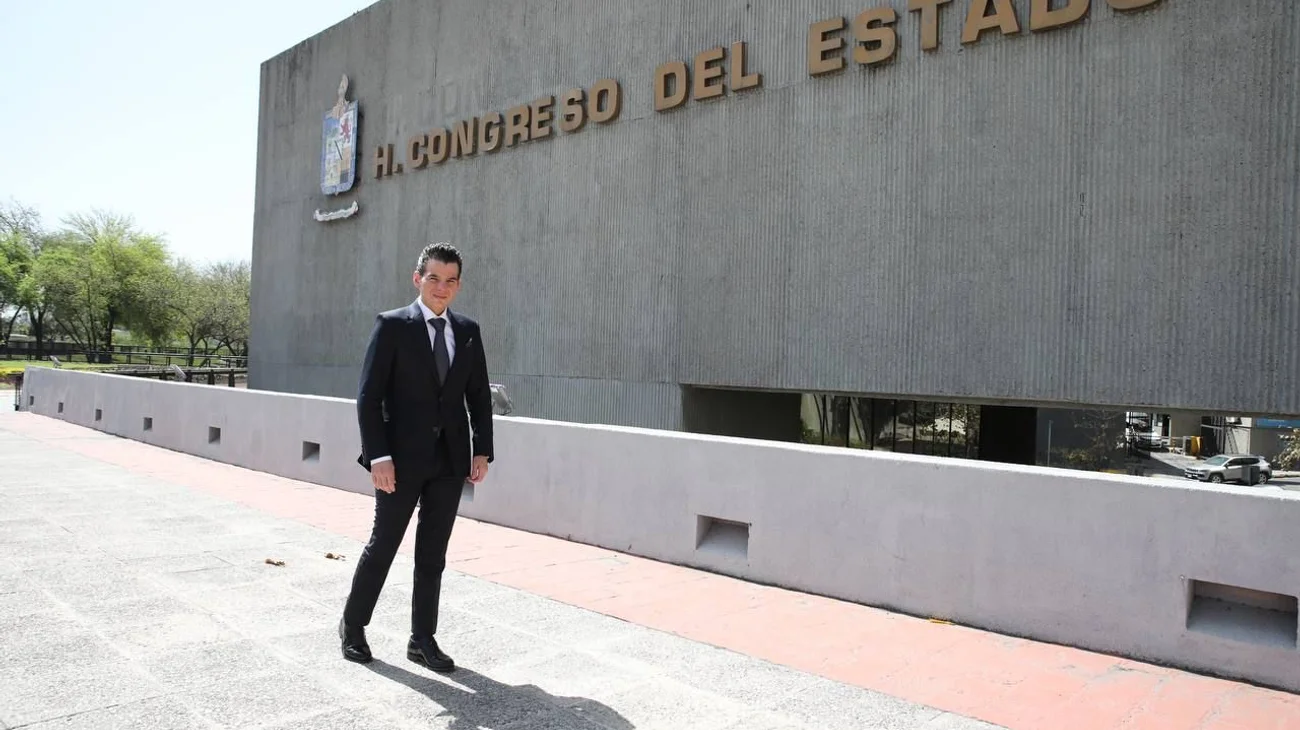 Donará Miguel Flores su sueldo a Bomberos de Nuevo León