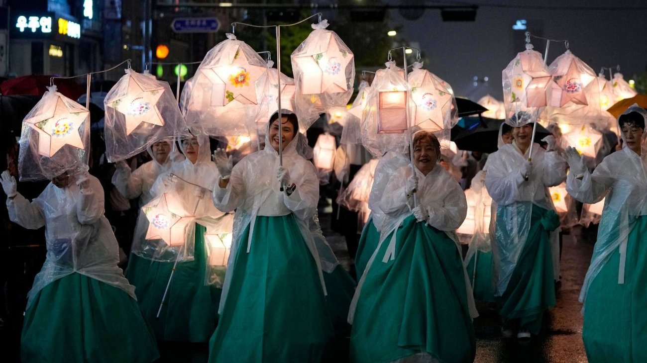 miles_de_surcoreanos_acuden_al_festival_de_los_faroles_de_loto_3b51b512e2