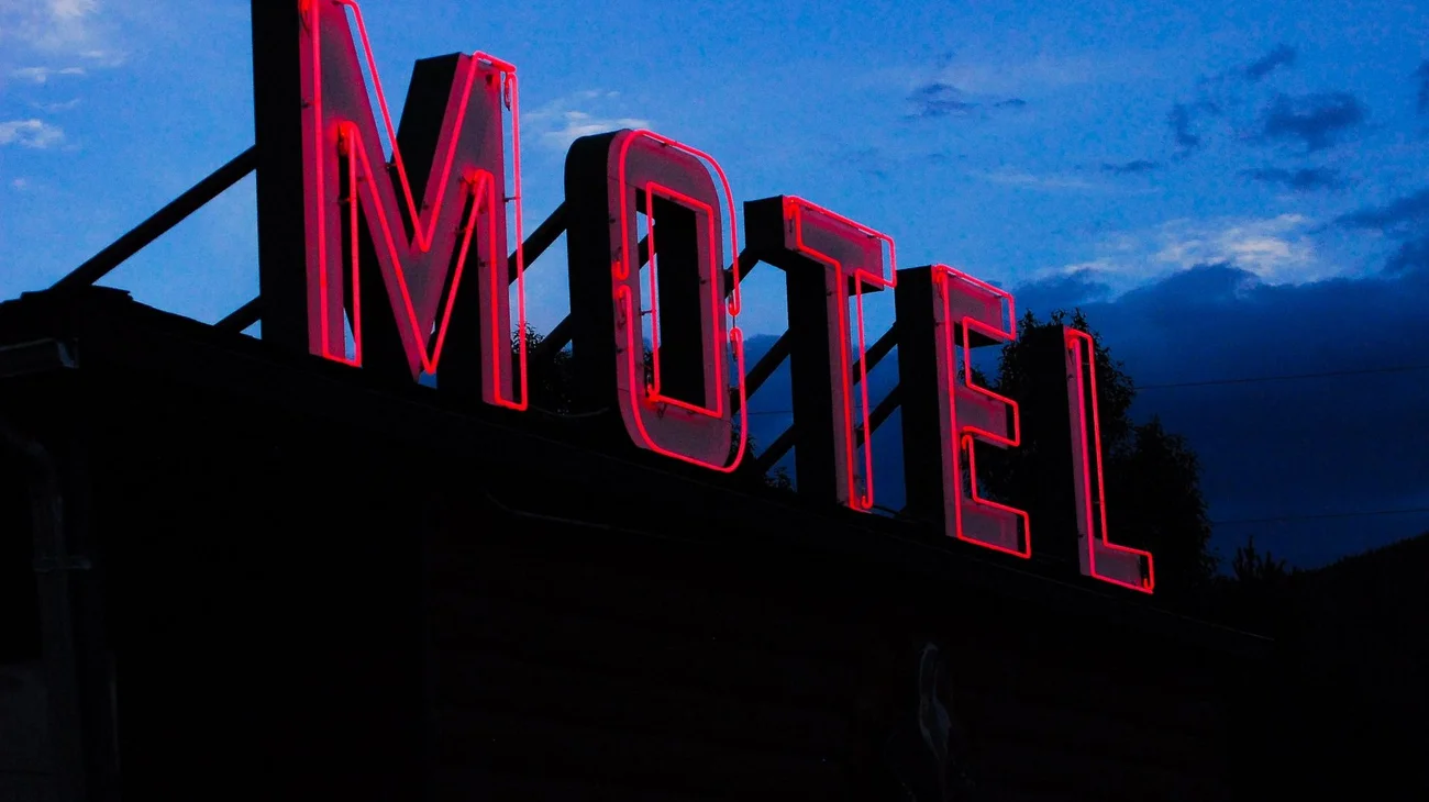 Encuentro en motel termina en zafarrancho por ¡celos!