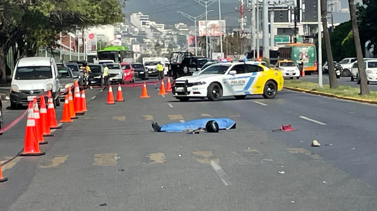 Muere motociclista tras chocar con auto en avenida Madero