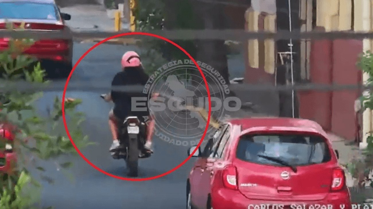 Detienen a pareja con moto robada en Monterrey