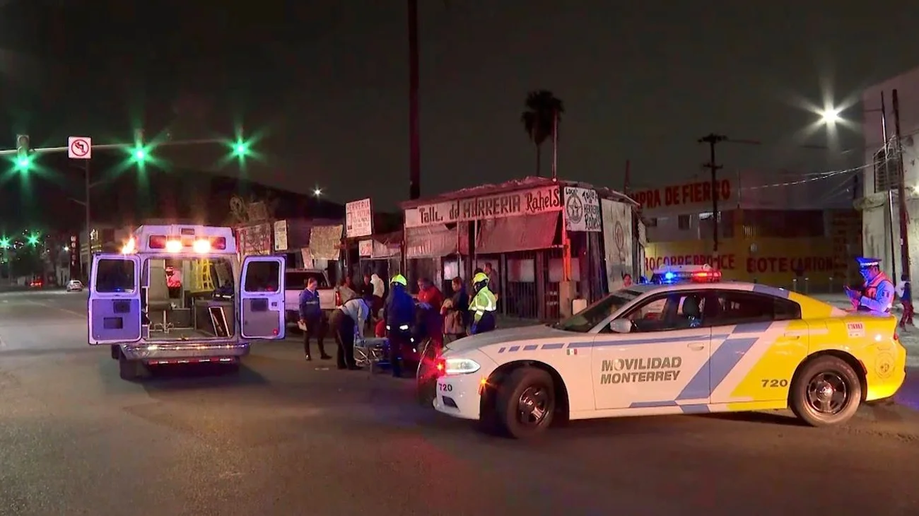 Prensan camionetas a motociclista y queda gravemente lesionado