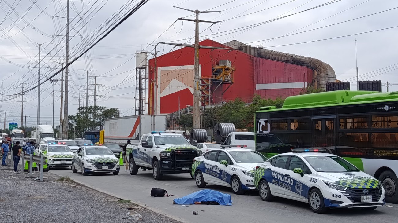 Choque de tráileres derriba luminaria y mata a motociclista