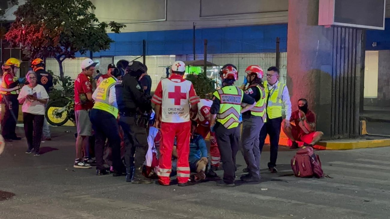 Motociclista se pasa en rojo y termina lesionado tras choque