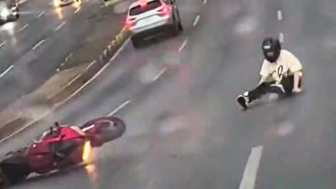 Video: Motociclista derrapa en Rangel Frías por pavimento mojado