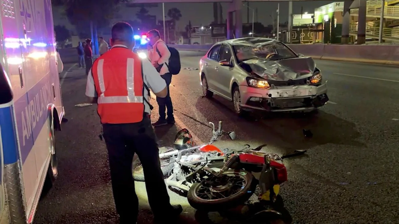 Embisten a motociclista tras detenerse a recoger una bocina