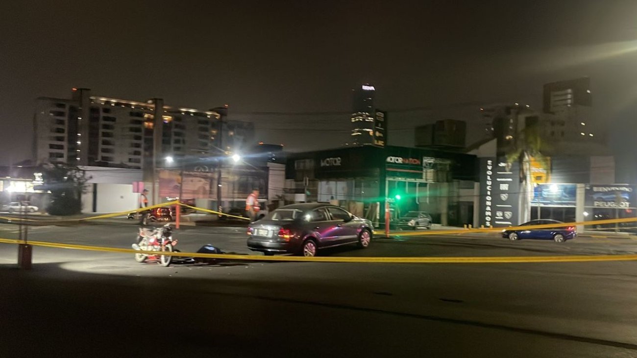 Motociclista muere tras impactarse contra auto en Monterrey