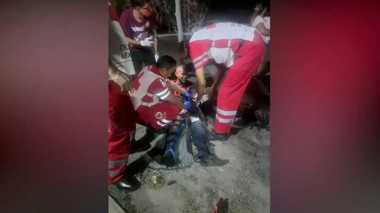 Cae poste de luz cae sobre motociclista en Escobedo