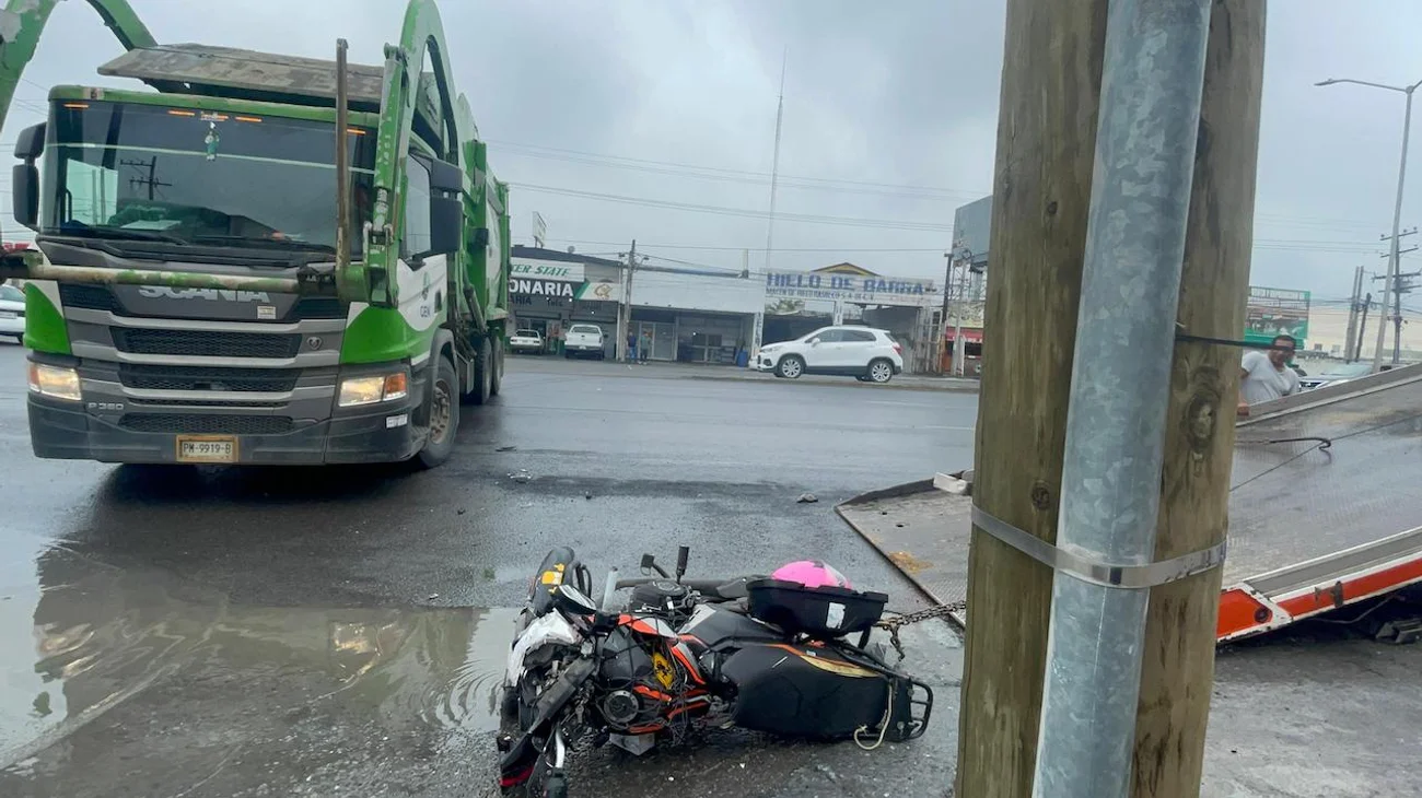 Motociclista resulta herido tras ser impactado por camioneta