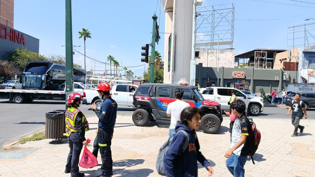 Queda grave motociclista tras chocar con camioneta en Monterrey