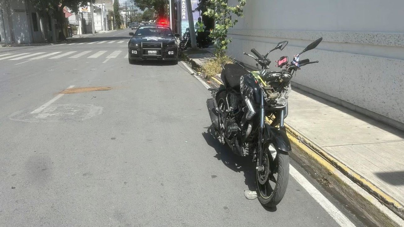 Motociclista resulta lesionado tras choque por pasarse un alto