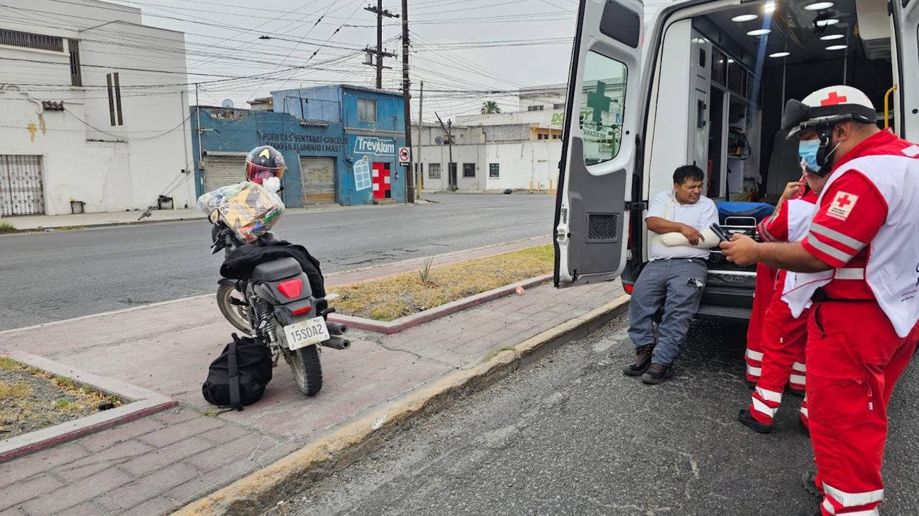Derrapa motociclista en cruce ferroviario y resulta lesionado