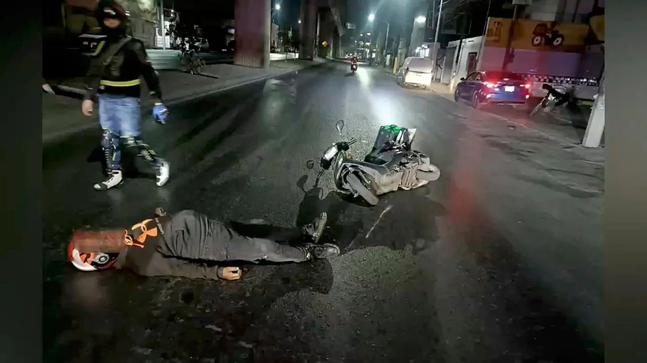 Queda motociclista gravemente herido tras chocar contra poste