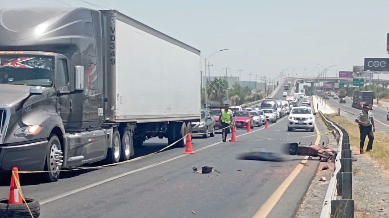 Muere motociclista al chocar contra caja de tráiler