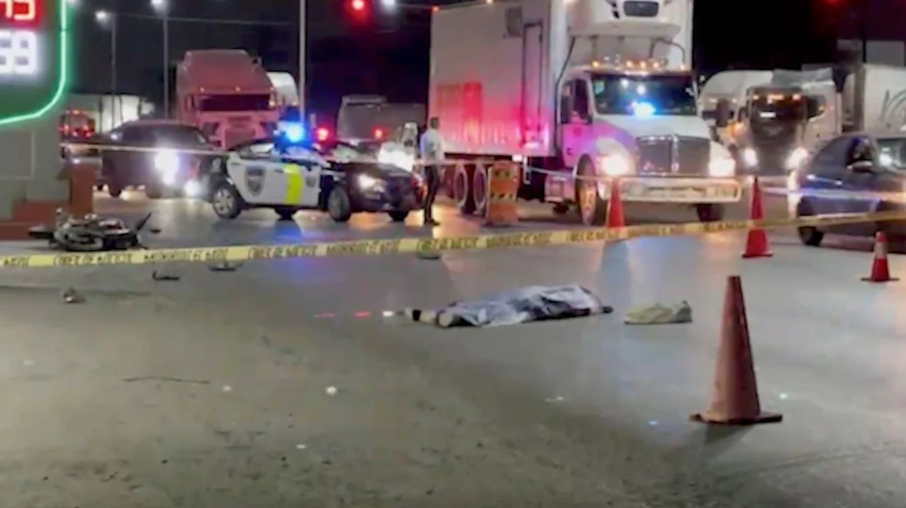 Muere motociclista embestido por auto en Apodaca