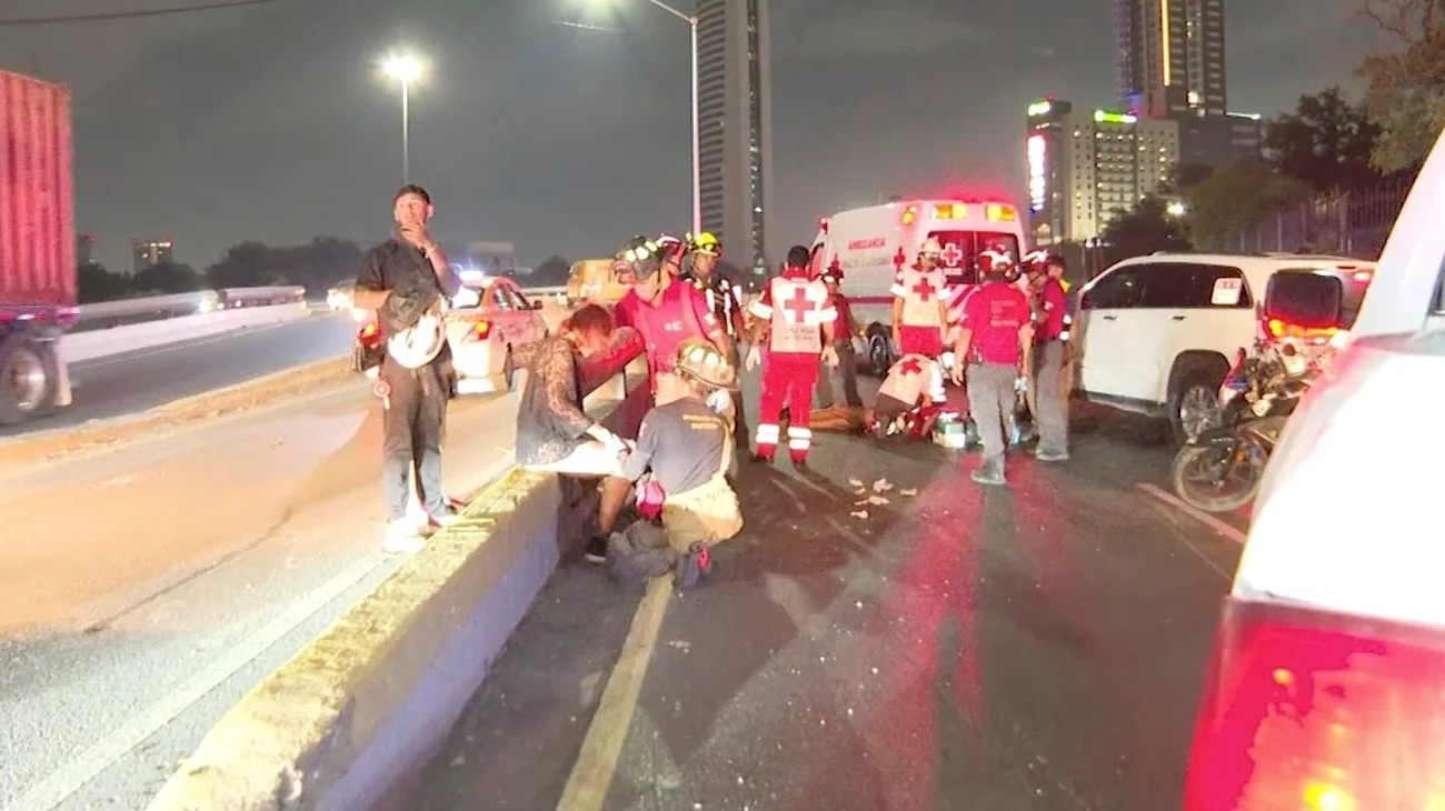 Chocan motociclistas contra muro y resultan lesionados