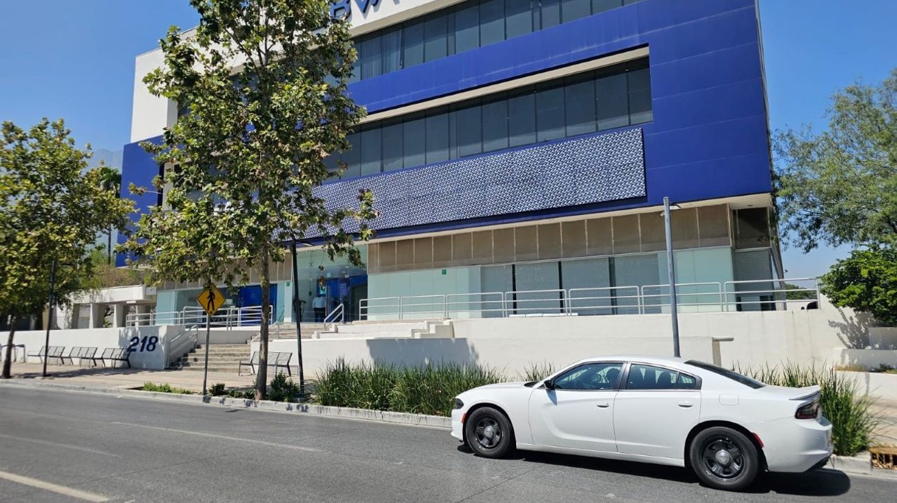 Reporte de amenazas moviliza policías a banco en la Del Valle